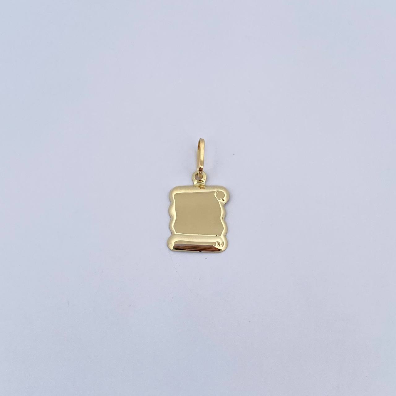 Dije Placa Pergamino 0.7gr / 2.2cm - 1.4*1.2cm / Lisa Oro Amarillo 18K &