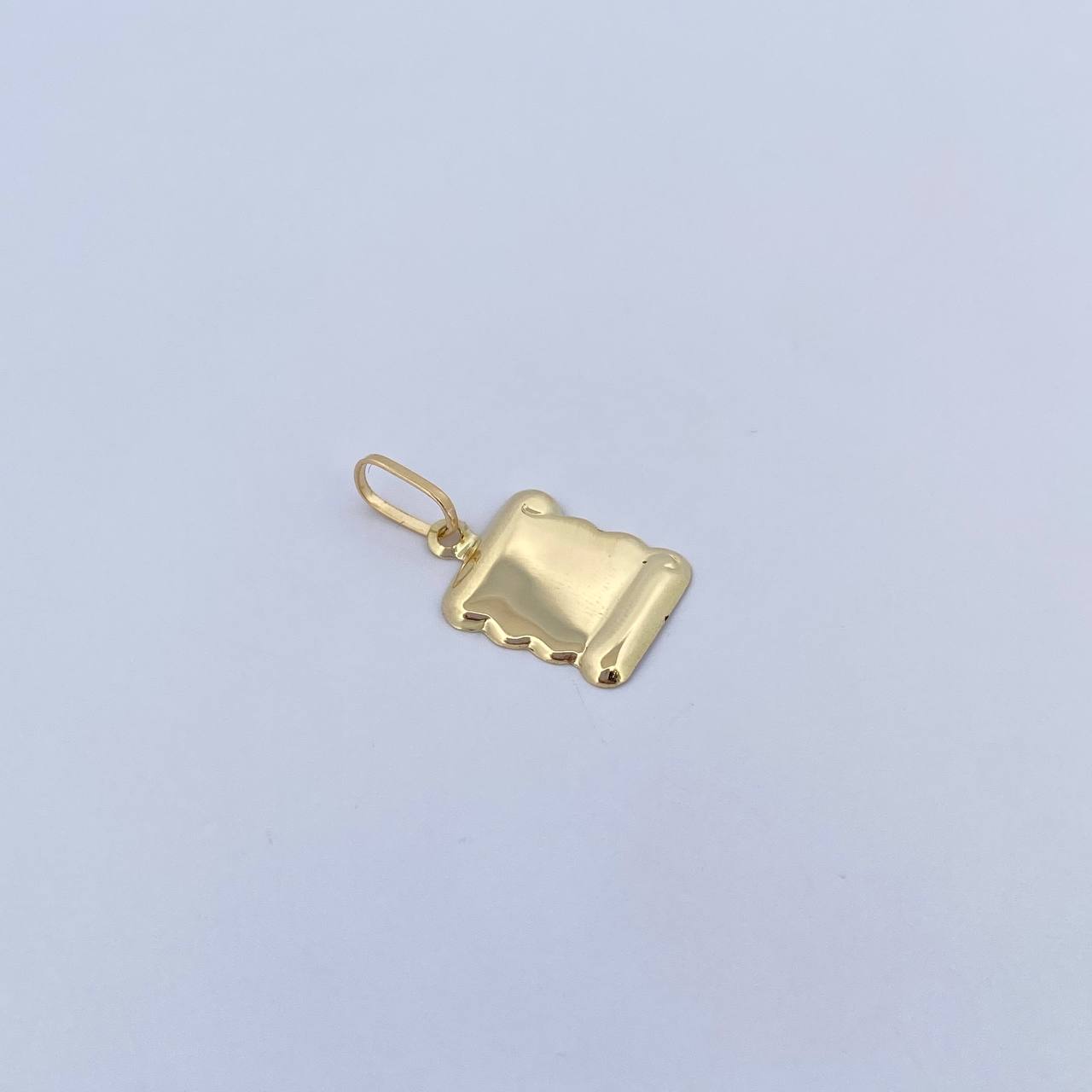 Dije Placa Pergamino 0.7gr / 2.2cm - 1.4*1.2cm / Lisa Oro Amarillo 18K &