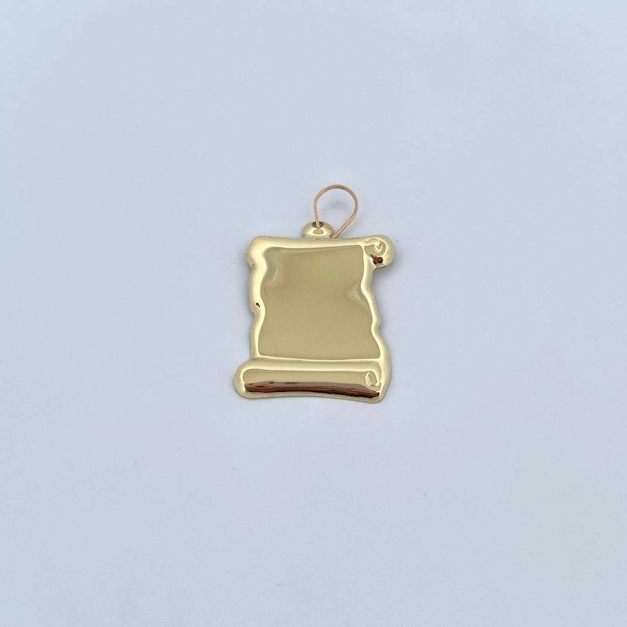 Dije Placa Pergamino 1.6gr / 3.1cm - 2.2*1.9cm / Lisa Oro Amarillo 18K &