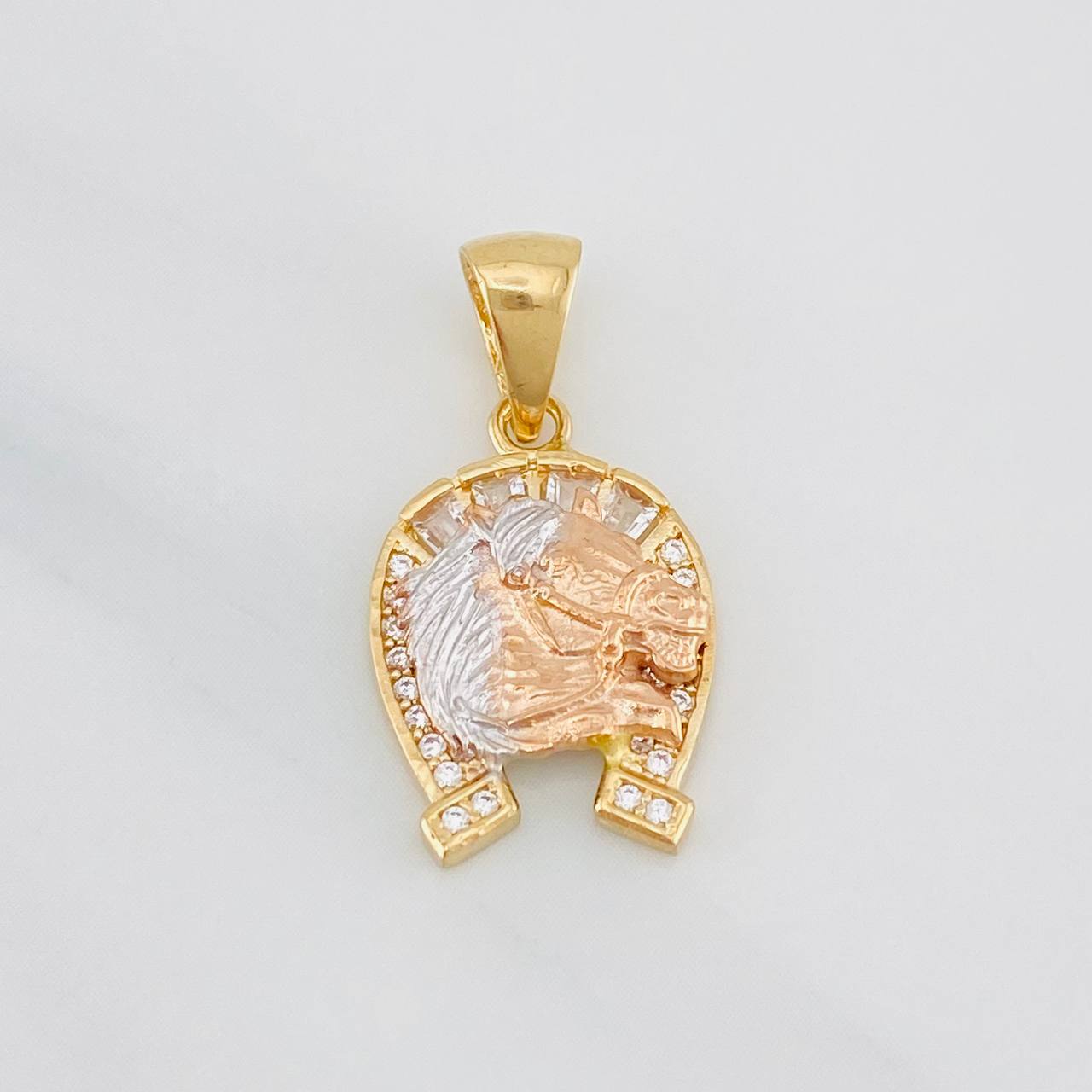 Dije Herradura Caballo 2.4g / 2.5cm Tres Oros 18K
