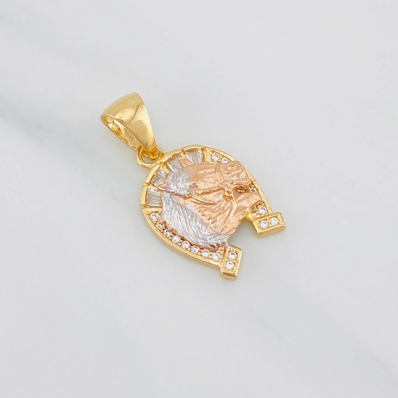 Dije Herradura Caballo 2.4g / 2.5cm Tres Oros 18K