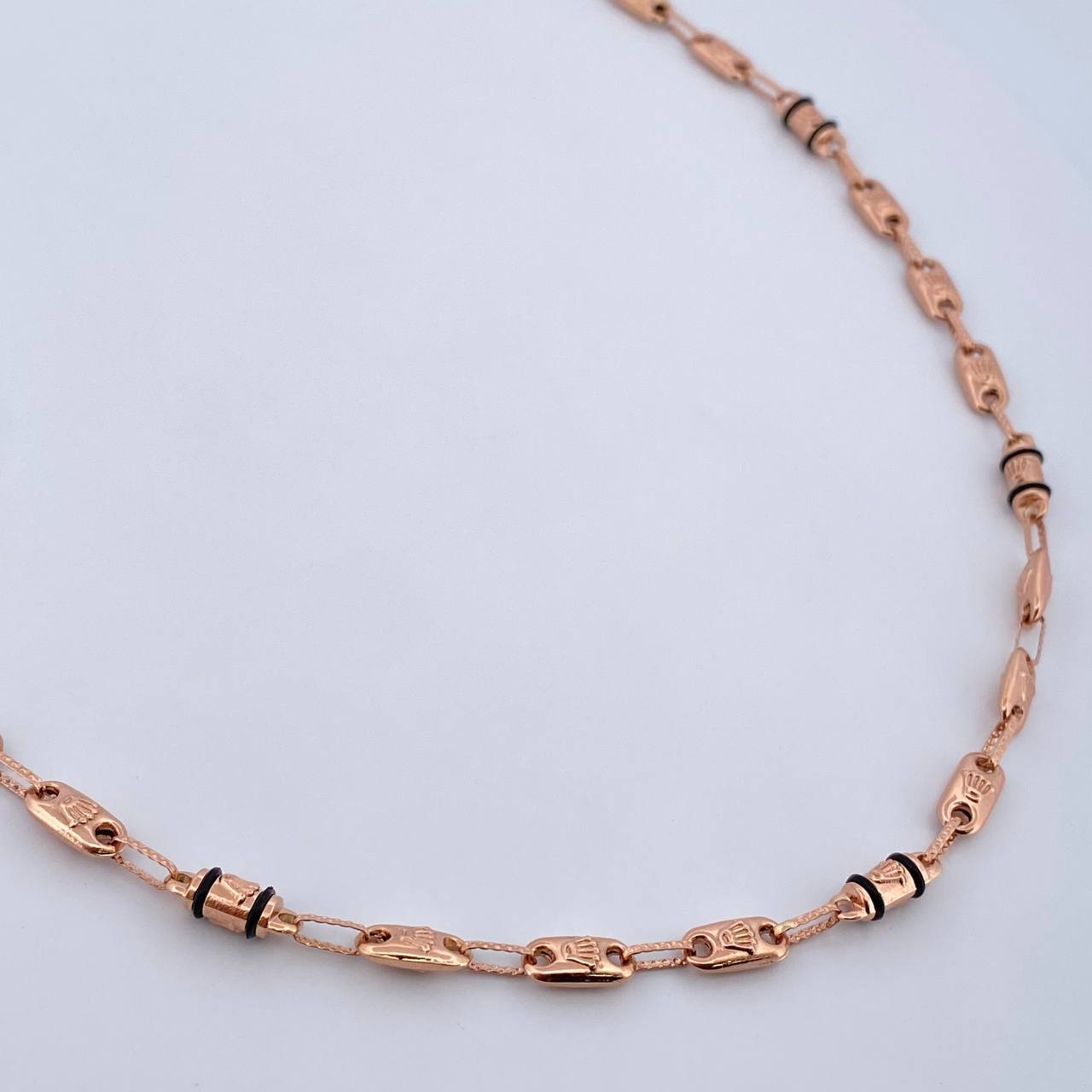 Cadena Rustica Corona RX 10.7gr / 61.8cm / 4.2mm Cauchos Negros Oro Rosa 18K $