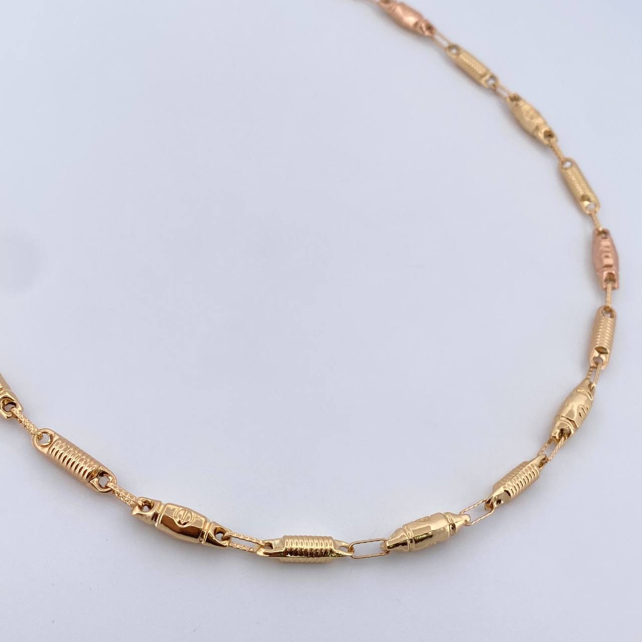 Cadena Rustica Tornillo 11.65gr / 60.5cm / 4.5mm Barril Estria Oro Amarillo 18K $