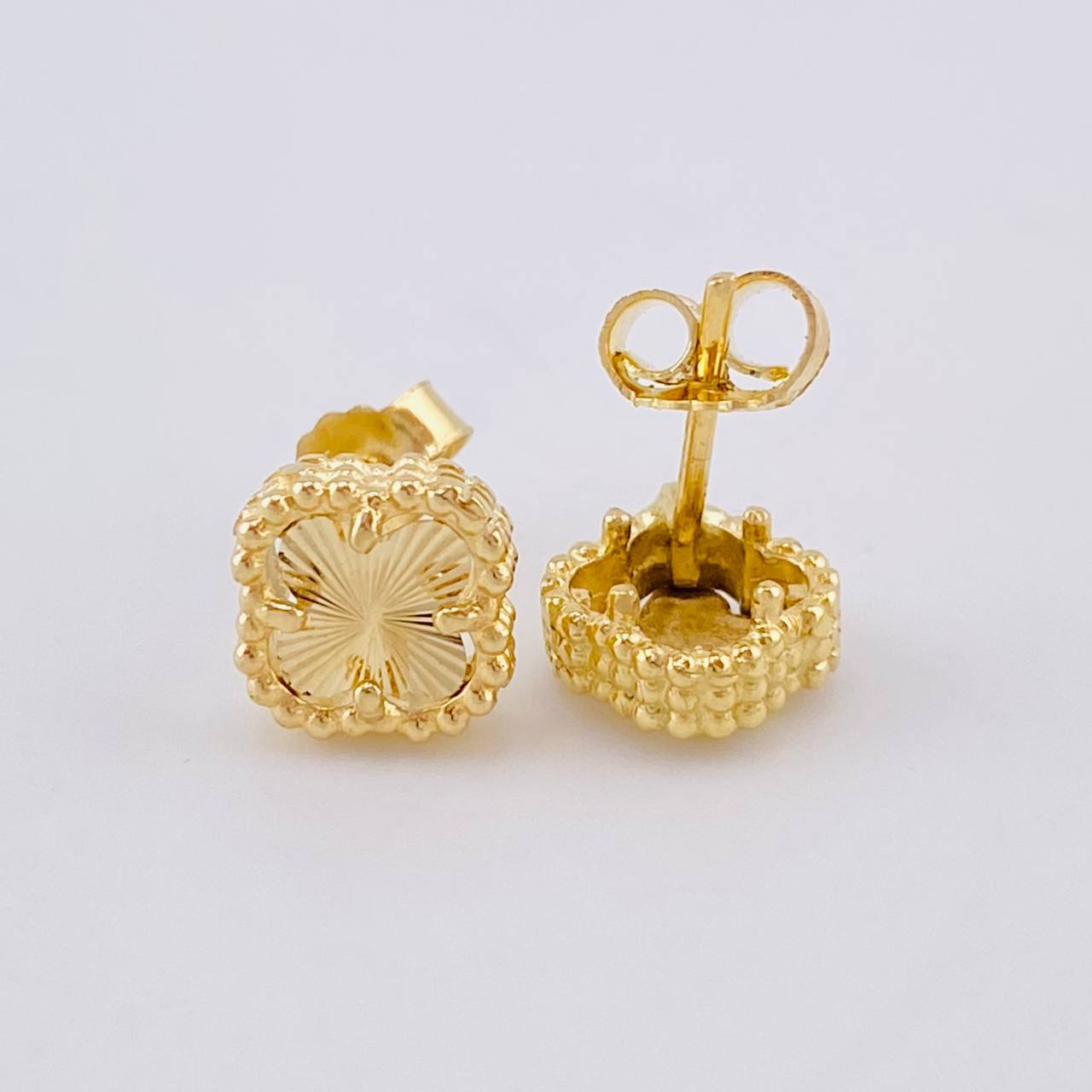 Topos Trebol Diamantado 1.9 g / 7.2 mm Oro Amarillo 18K