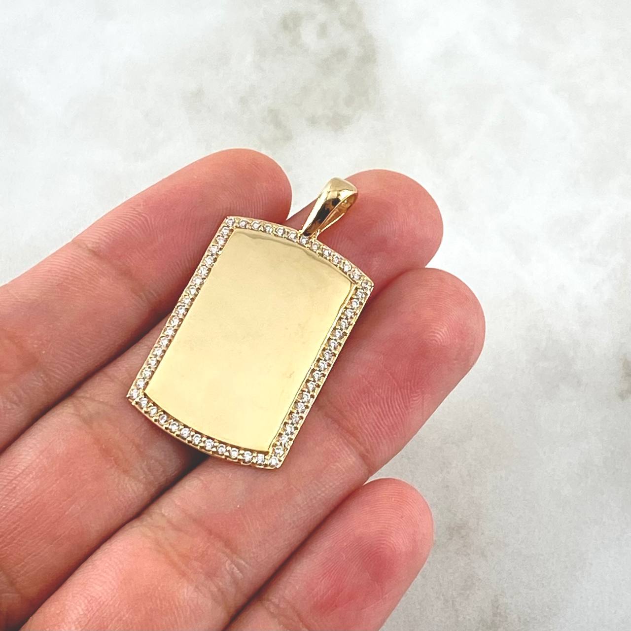 Dije Placa Rectangular Espejo 5.1gr / 3.7cm / Cargador Liso Circones Blancos Oro Amarillo 18K ©