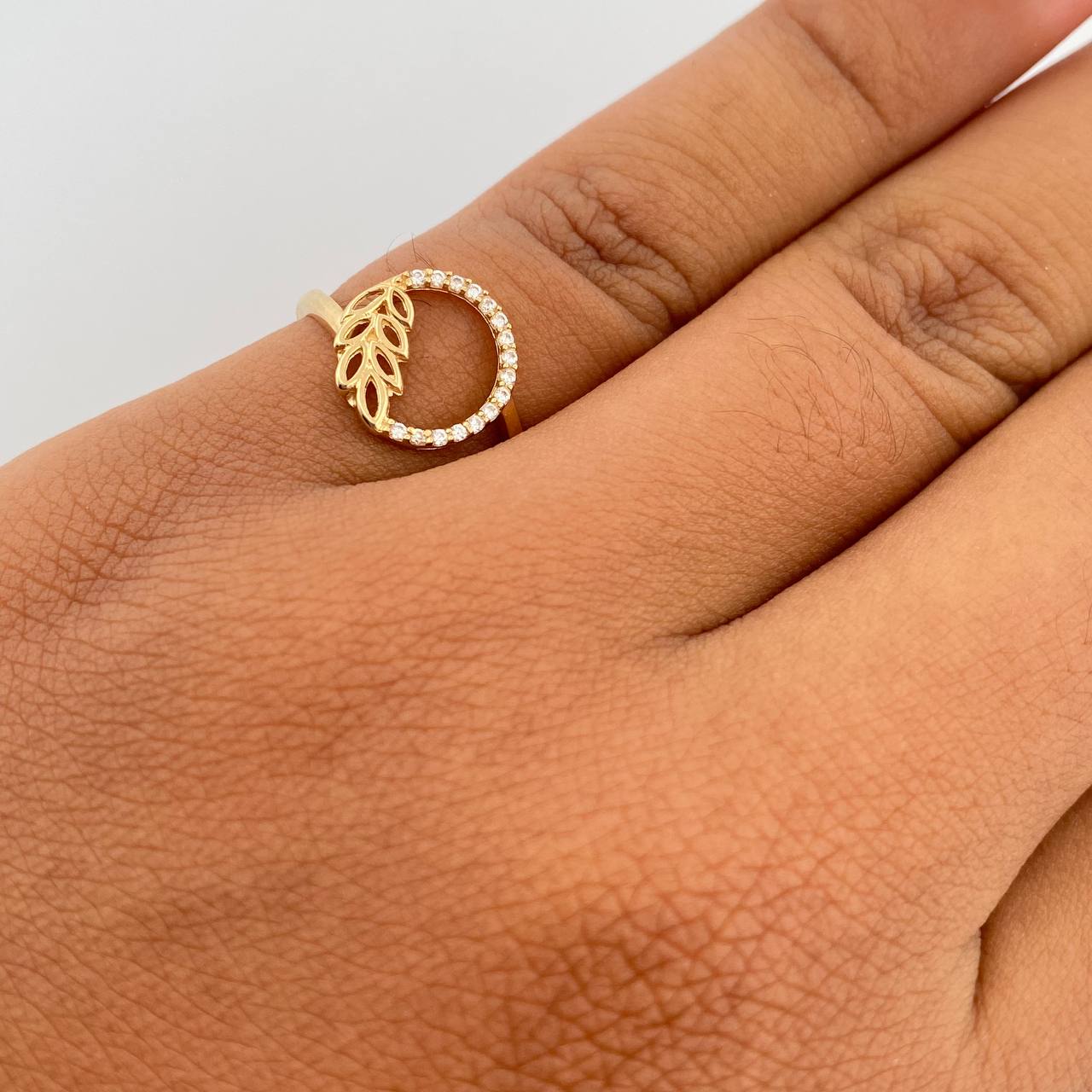 Anillo Circulo Hojas 1.6gr / T6 / Circones Blancos Oro Amarillo 18K &
