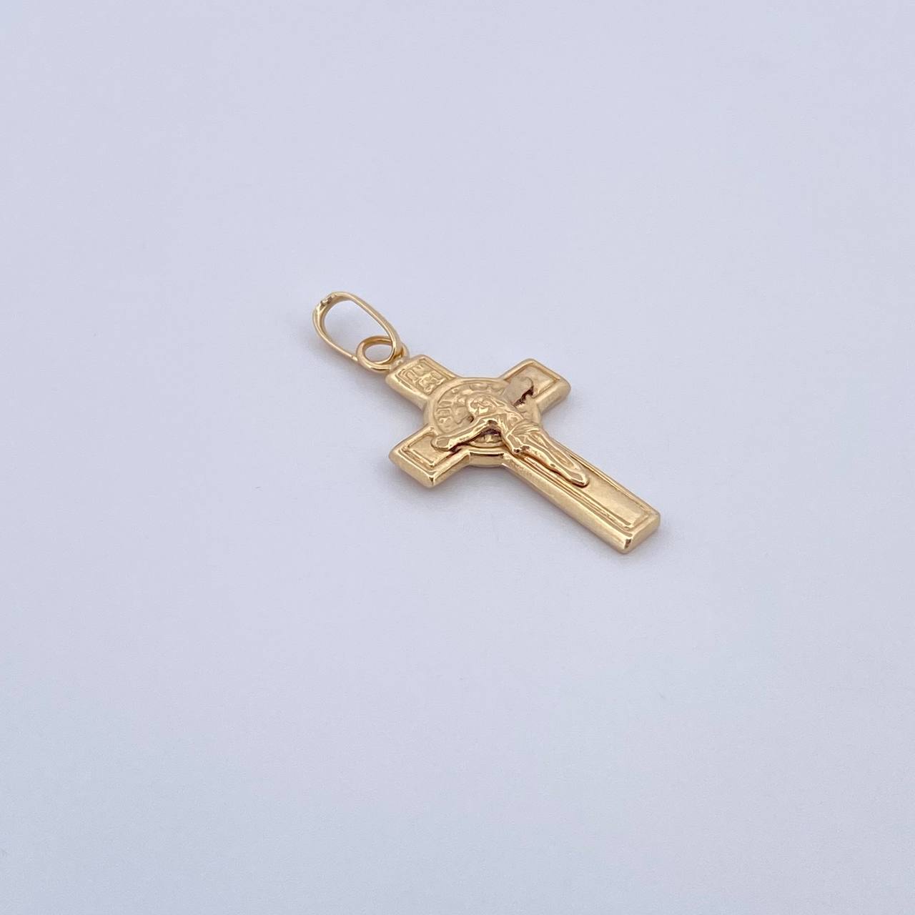 Dije Cruz Cristo San Benito 0.7gr / 2.6cm / Oro Amarillo 18K &