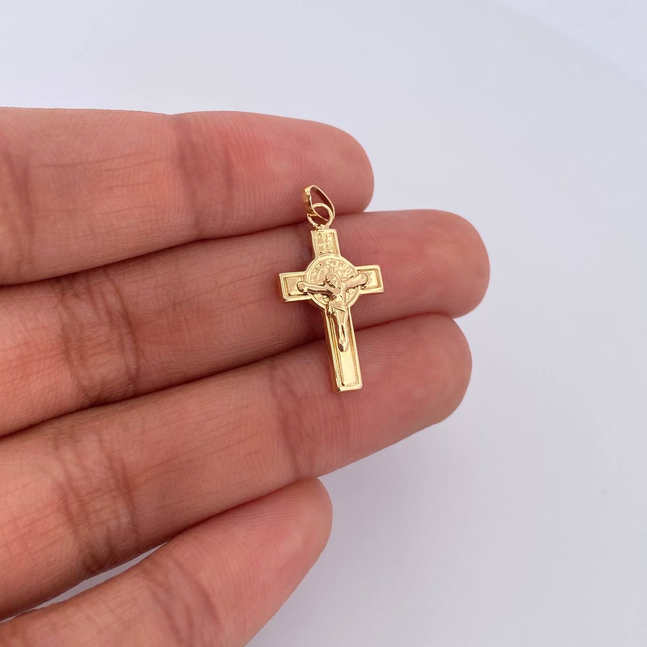 Dije Cruz Cristo San Benito 0.7gr / 2.6cm / Oro Amarillo 18K &