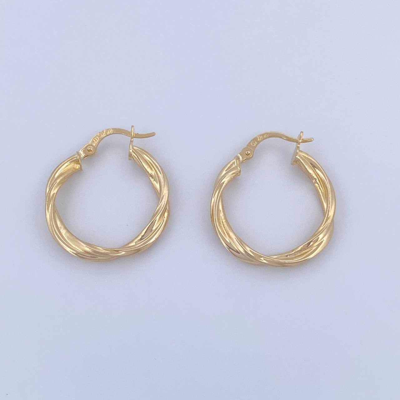 Candongas Tere 1.95gr / 2.5cm / Entorchada Oro Amarillo 18K &