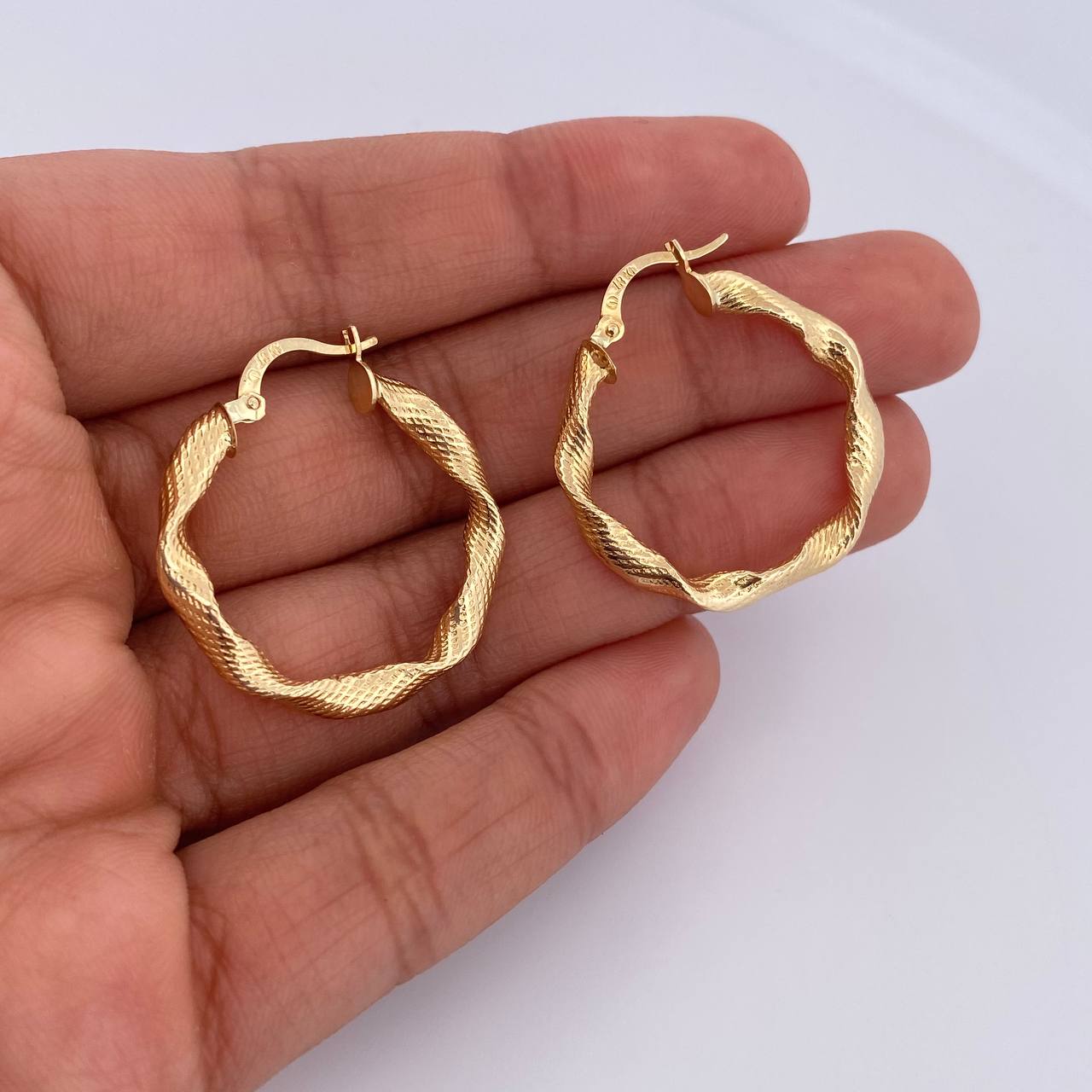 Candongas Valen 2.75gr / 3cm / Punteada Oro Amarillo 18K &