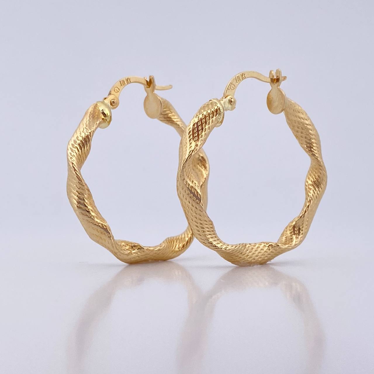 Candongas Valen 2.75gr / 3cm / Punteada Oro Amarillo 18K &