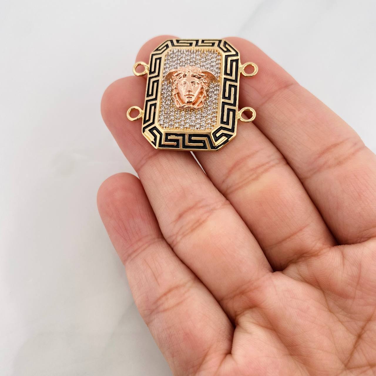 Herraje Medusa Tribal 8.6g / 3cm Tres Oros 18K