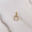 Dije Herradura 0.85gr / 1.9cm / Circones Blancos Oro Amarillo 18K $