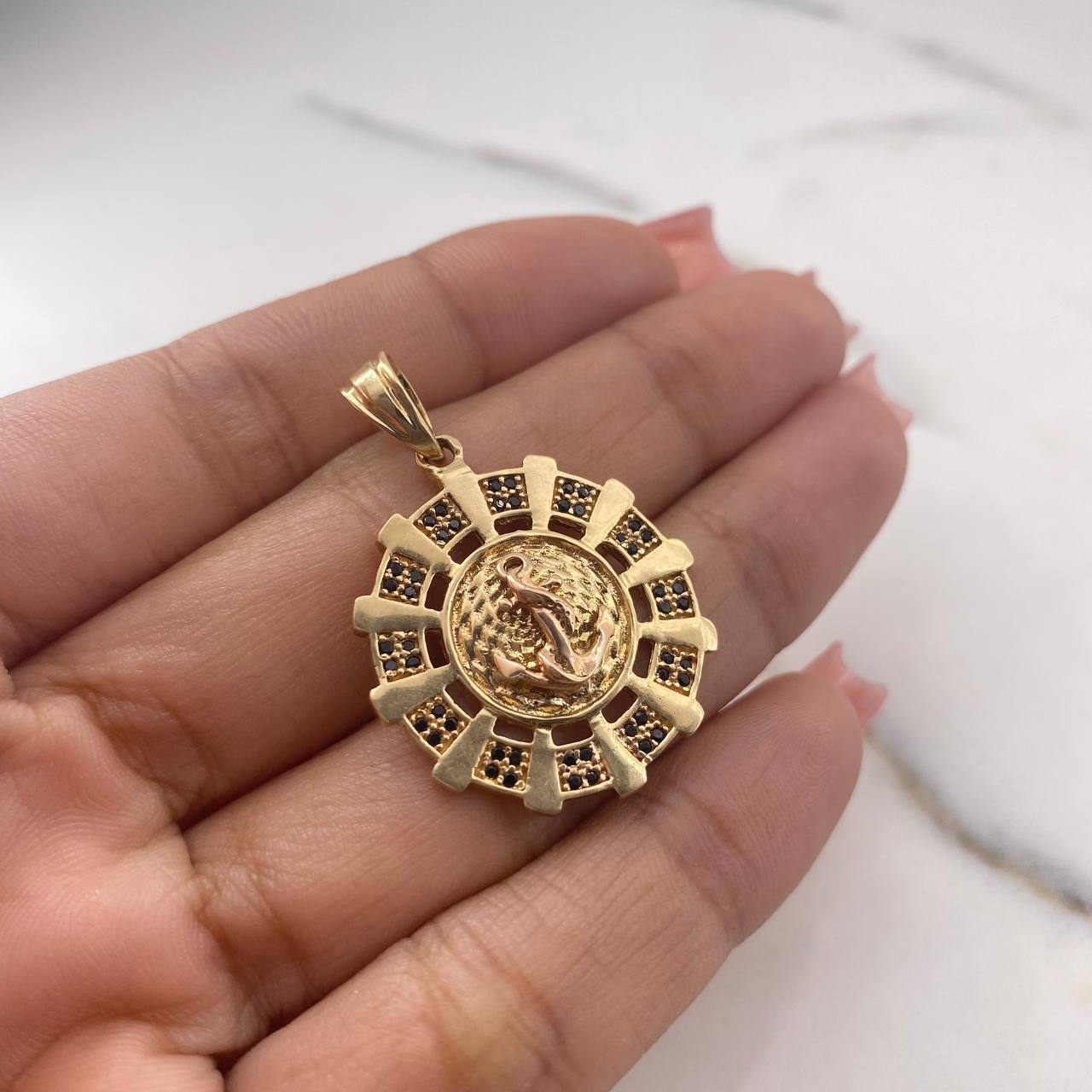Dije Ancla Circular 5.95gr / 4.5cm / Circones Negros  Oro Amarillo 18K $