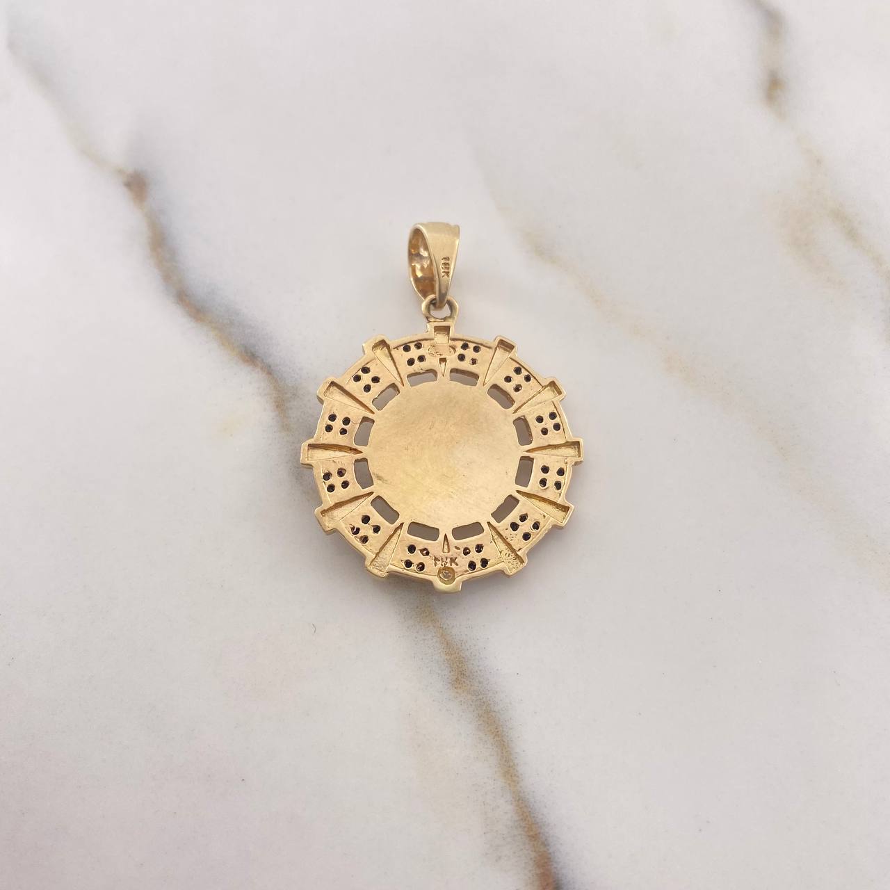 Dije Ancla Circular 5.95gr / 4.5cm / Circones Negros  Oro Amarillo 18K $