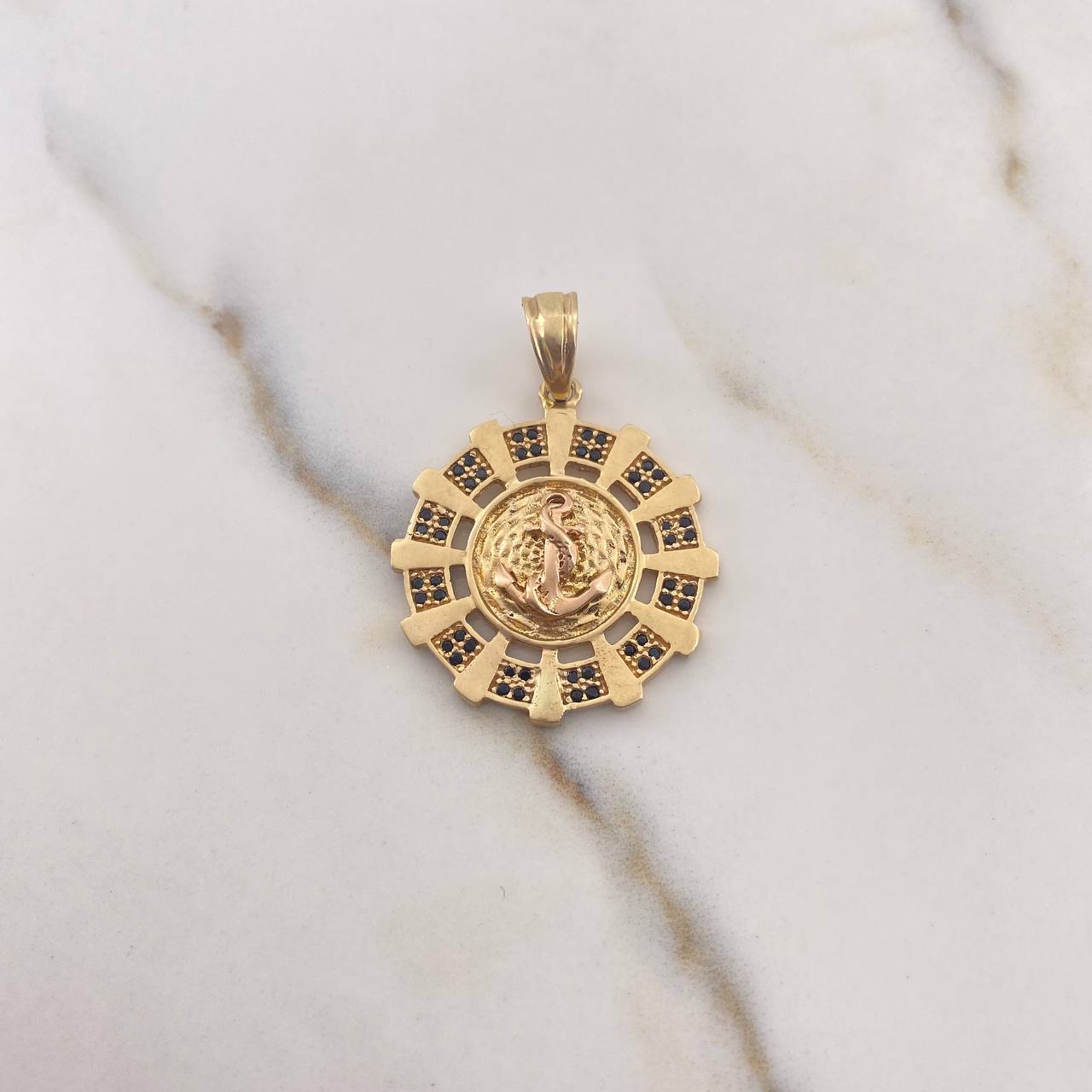Dije Ancla Circular 5.95gr / 4.5cm / Circones Negros  Oro Amarillo 18K $