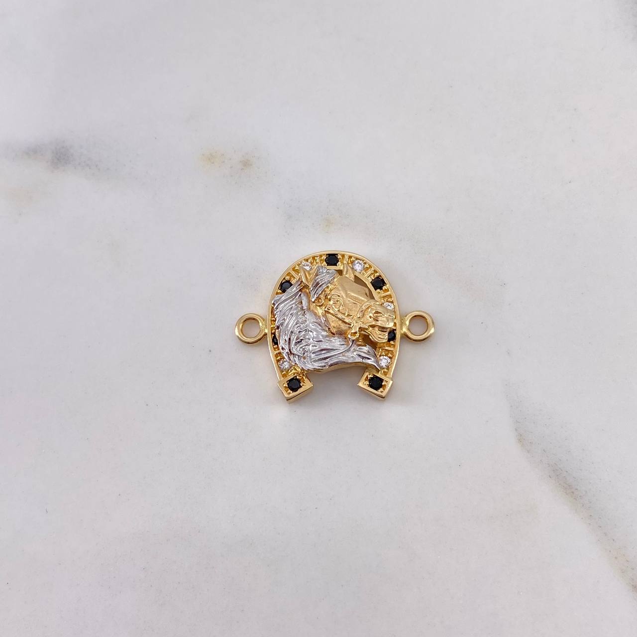 Herraje Herradura Caballo 3.85gr / 1.8cm / Circones Blancos Negros Dos Oros Amarillo Blanco 18K $