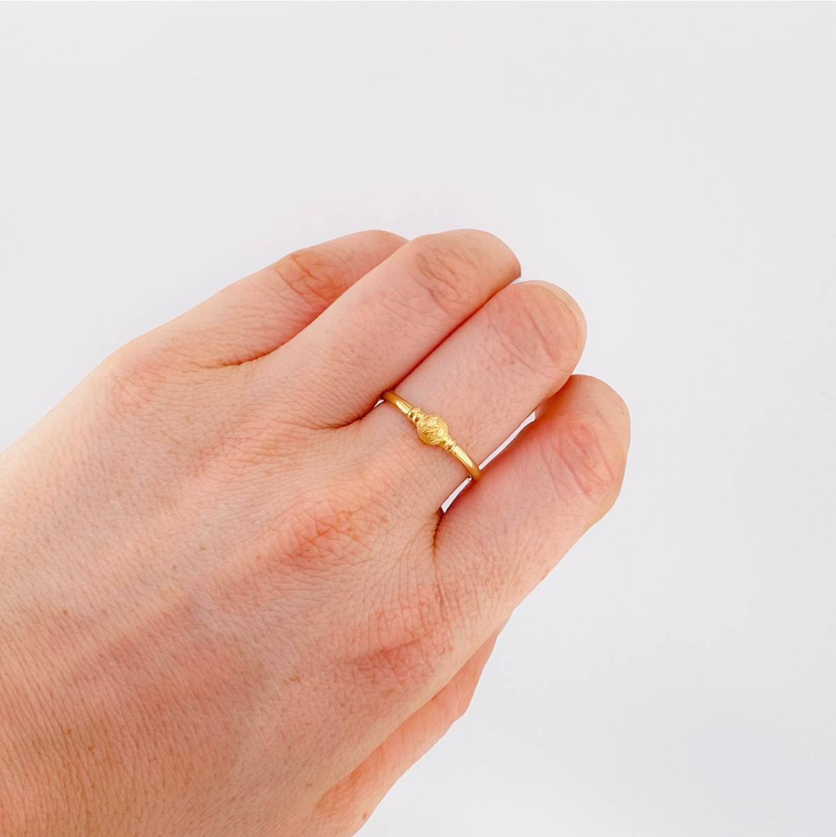 Anillo Circulo Cupula Texturizada 1.05 g / T6 1/2 Oro Amarillo 18K