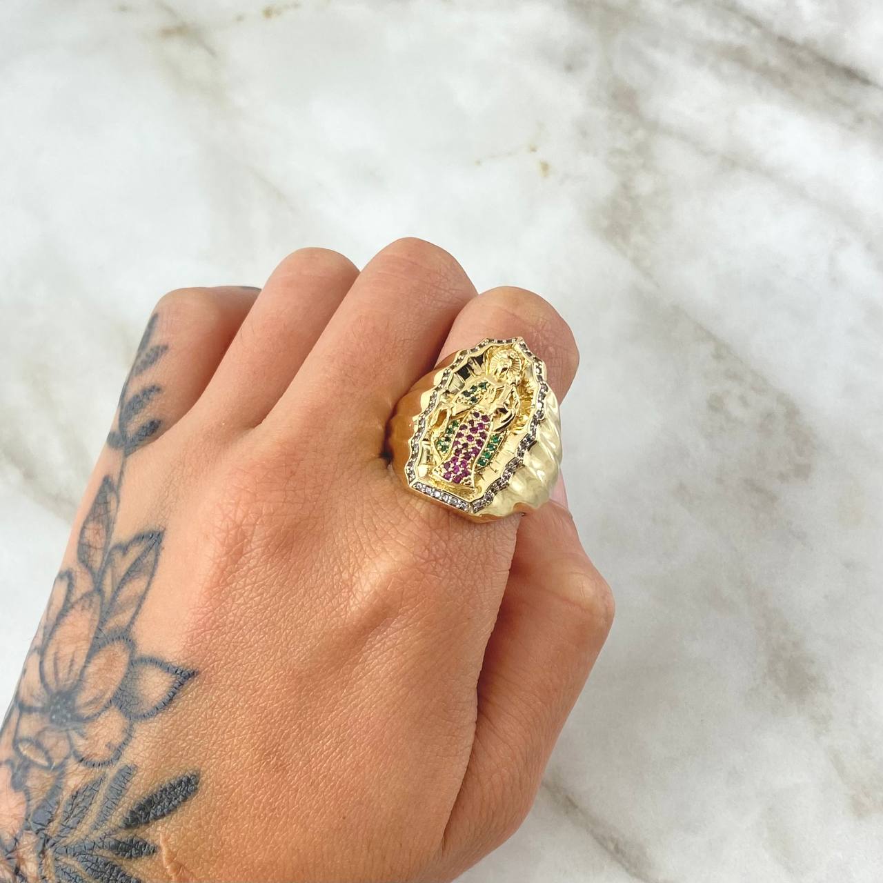 Anillo Virgen del Carmen 21.65gr / T10 1/4 / Circones Blancos Verdes Fucsias Dos Oros Amarillo Blanco