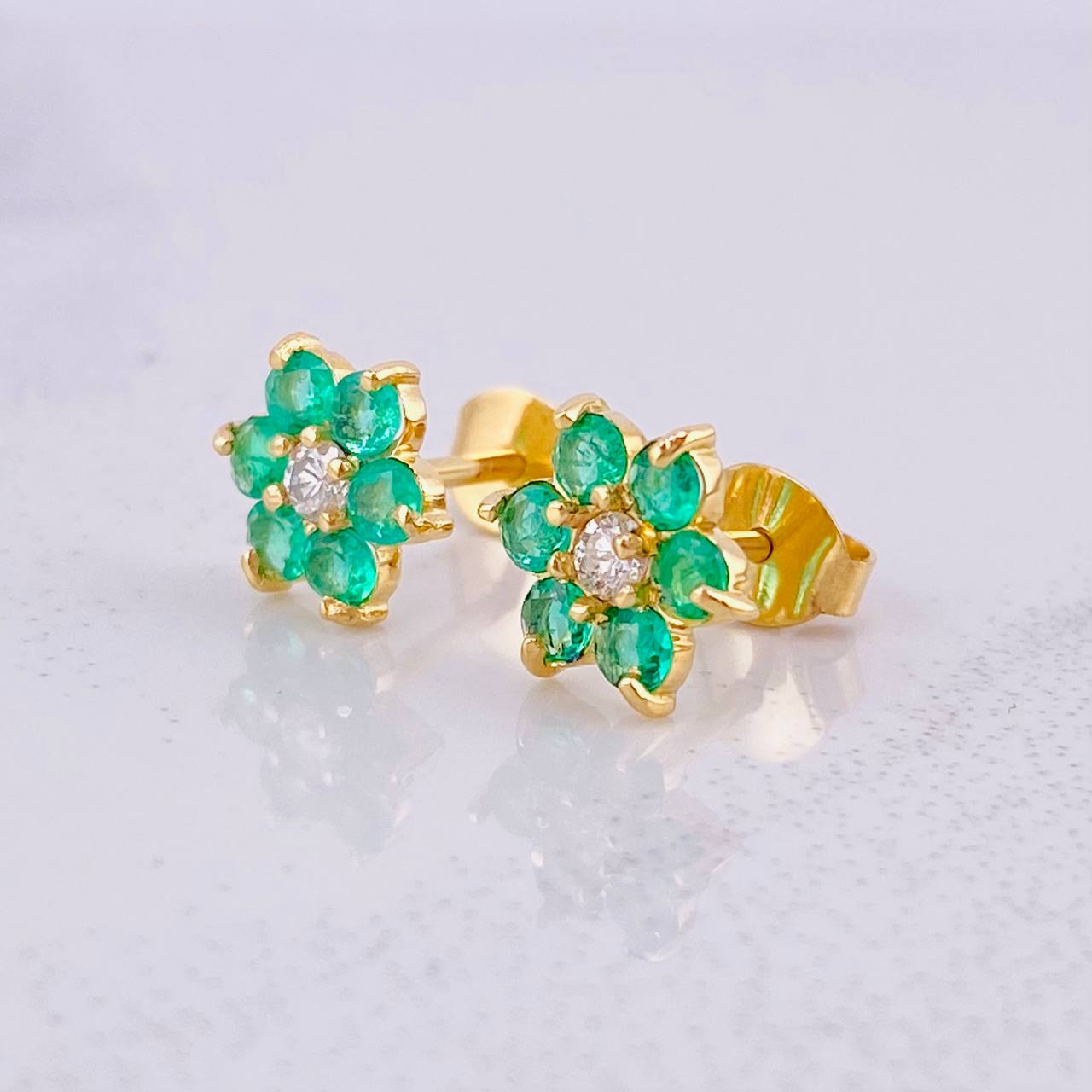 Topos Flor 6 Pétalos Esmeraldas 45pts Diamantes 12pts 1.75g / 7.3mm Oro Amarillo 18K