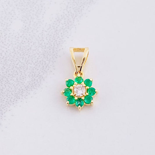 Dije Flor 8 Petalos Esmeraldas 18pts Diamante 6pts 0.75g / 1.3cm Oro Amarillo 18K