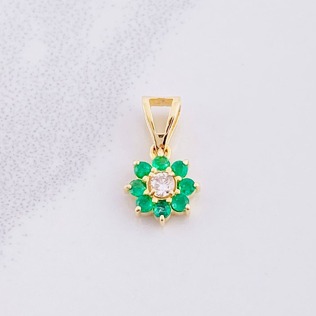 Dije Flor 8 Petalos Esmeraldas 18pts Diamantes 6pts 0.75g / 1.3cm Oro Amarillo 18K