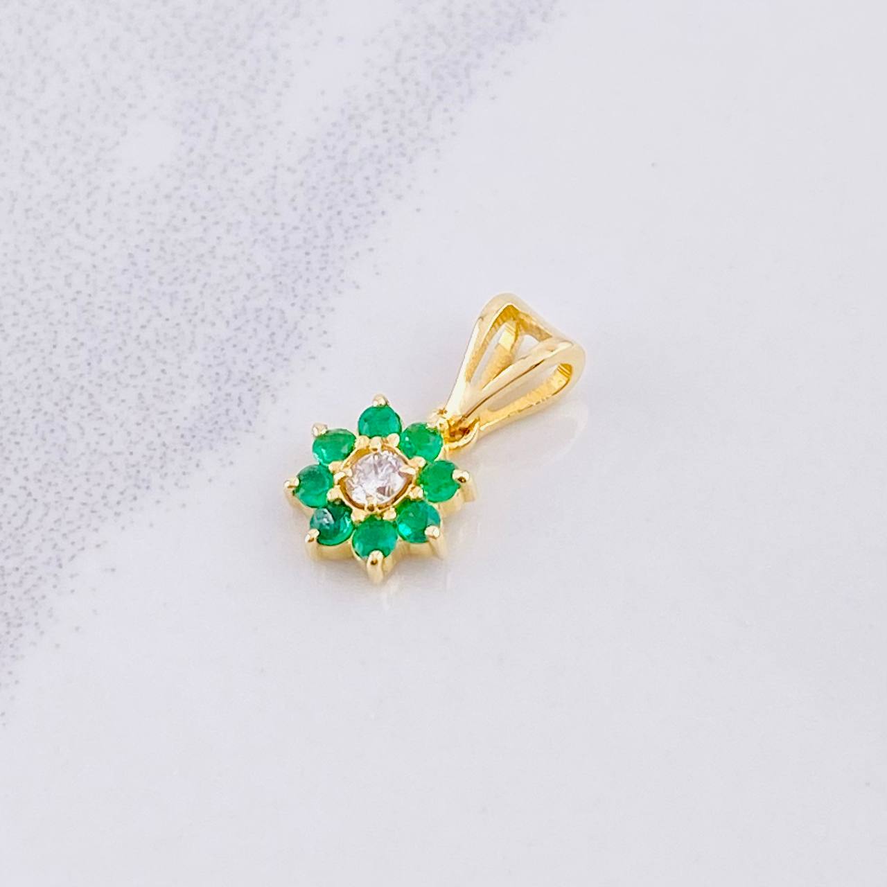 Dije Flor 8 Petalos Esmeraldas 18pts Diamantes 6pts 0.75g / 1.3cm Oro Amarillo 18K
