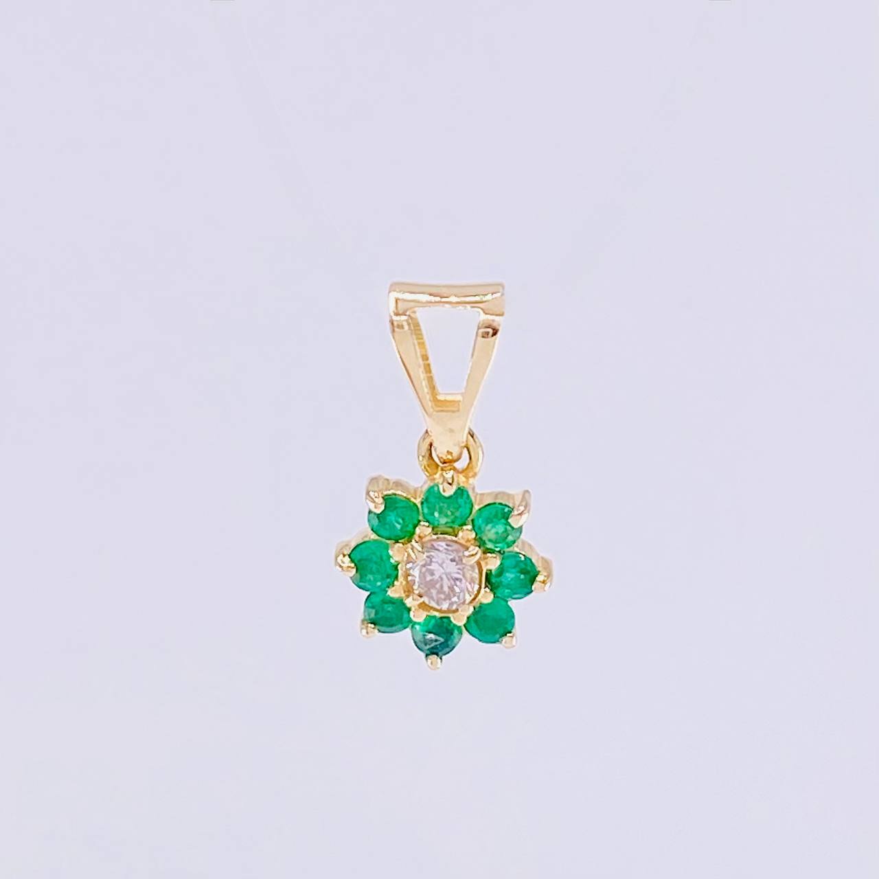 Dije Flor 8 Petalos Esmeraldas 18pts Diamantes 6pts 0.75g / 1.3cm Oro Amarillo 18K