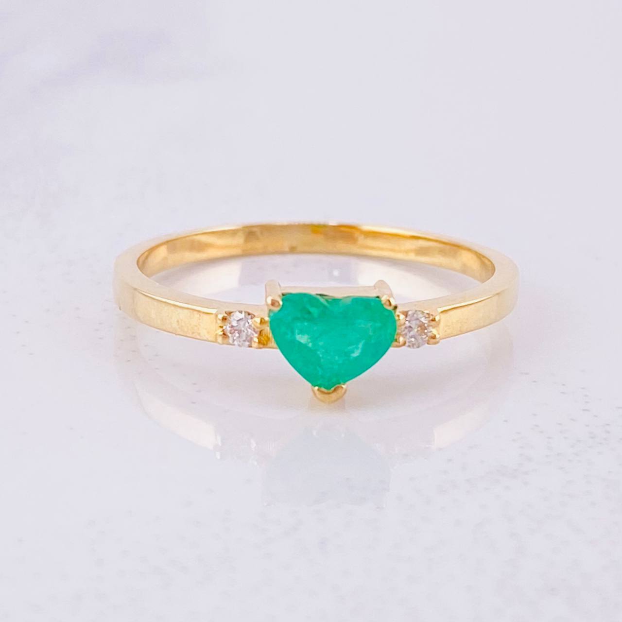 Anillo Corazón 2 Chispas Esmeraldas 25pts Diamantes 4pts 2.05g / T7 Oro Amarillo 18K