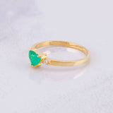 Anillo Corazón 2 Chispas Esmeraldas 25pts Diamantes 4pts 2.05g / T7 Oro Amarillo 18K