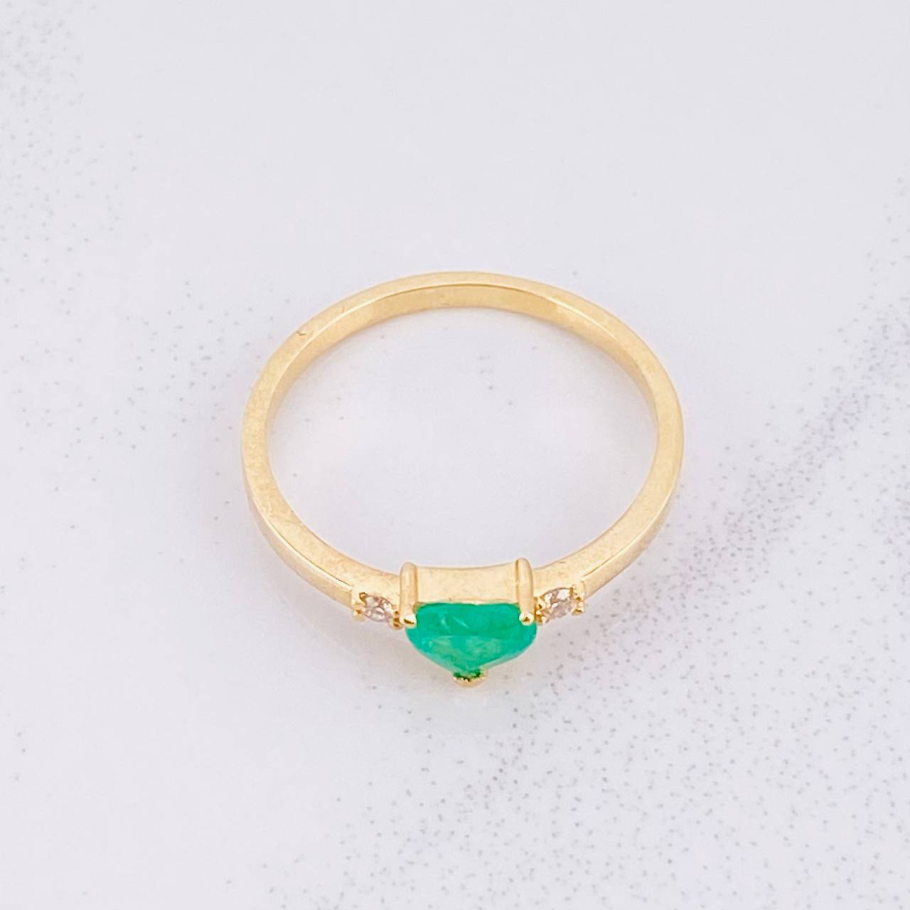 Anillo Corazón 2 Chispas Esmeraldas 25pts Diamantes 4pts 2.05g / T7 Oro Amarillo 18K