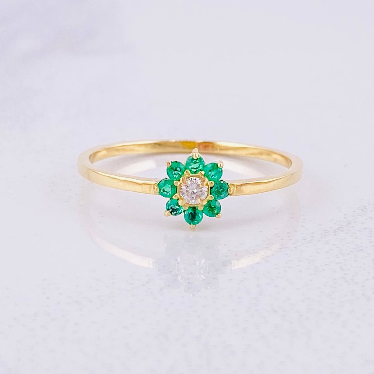 Anillo Flor 8 Petalos Esmeraldas 18pts Diamante 6pts 1.5g / T8 1/4 Oro Amarillo 18K