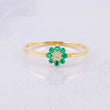 Anillo Flor 8 Petalos Esmeraldas 18pts Diamante 6pts 1.5g / T8 1/4 Oro Amarillo 18K