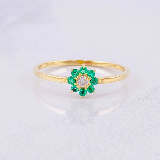 Anillo Flor 8 Petalos Esmeraldas 18pts Diamante 6pts 1.5g / T8 1/4 Oro Amarillo 18K