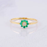 Anillo Flor 8 Petalos Esmeraldas 18pts Diamante 6pts 1.5g / T8 1/4 Oro Amarillo 18K