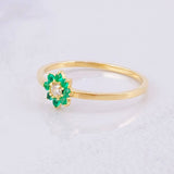 Anillo Flor 8 Petalos Esmeraldas 18pts Diamante 6pts 1.5g / T8 1/4 Oro Amarillo 18K