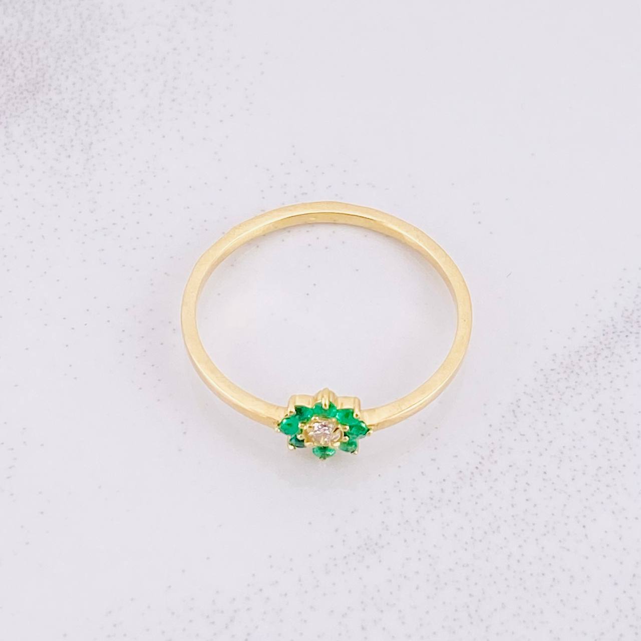 Anillo Flor 8 Petalos Esmeraldas 18pts Diamante 6pts 1.5g / T8 1/4 Oro Amarillo 18K