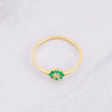 Anillo Flor 8 Petalos Esmeraldas 18pts Diamante 6pts 1.5g / T8 1/4 Oro Amarillo 18K