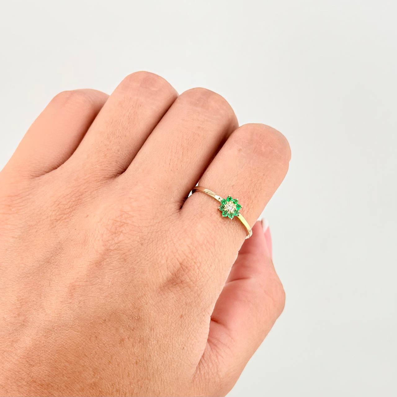 Anillo Flor 8 Petalos Esmeraldas 18pts Diamante 6pts 1.5g / T8 1/4 Oro Amarillo 18K