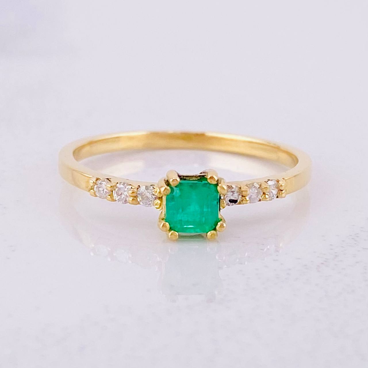 Anillo Solitario Churumbela Esmeraldas 40pts Diamantes 6pts 1.65g / T6 1/4 Oro Amarillo 18K