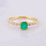 Anillo Solitario Churumbela Esmeraldas 40pts Diamantes 6pts 1.65g / T6 1/4 Oro Amarillo 18K