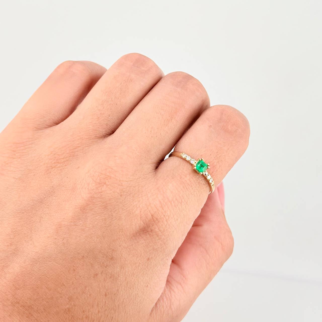 Anillo Solitario Churumbela Esmeraldas 40pts Diamantes 6pts 1.65g / T6 1/4 Oro Amarillo 18K