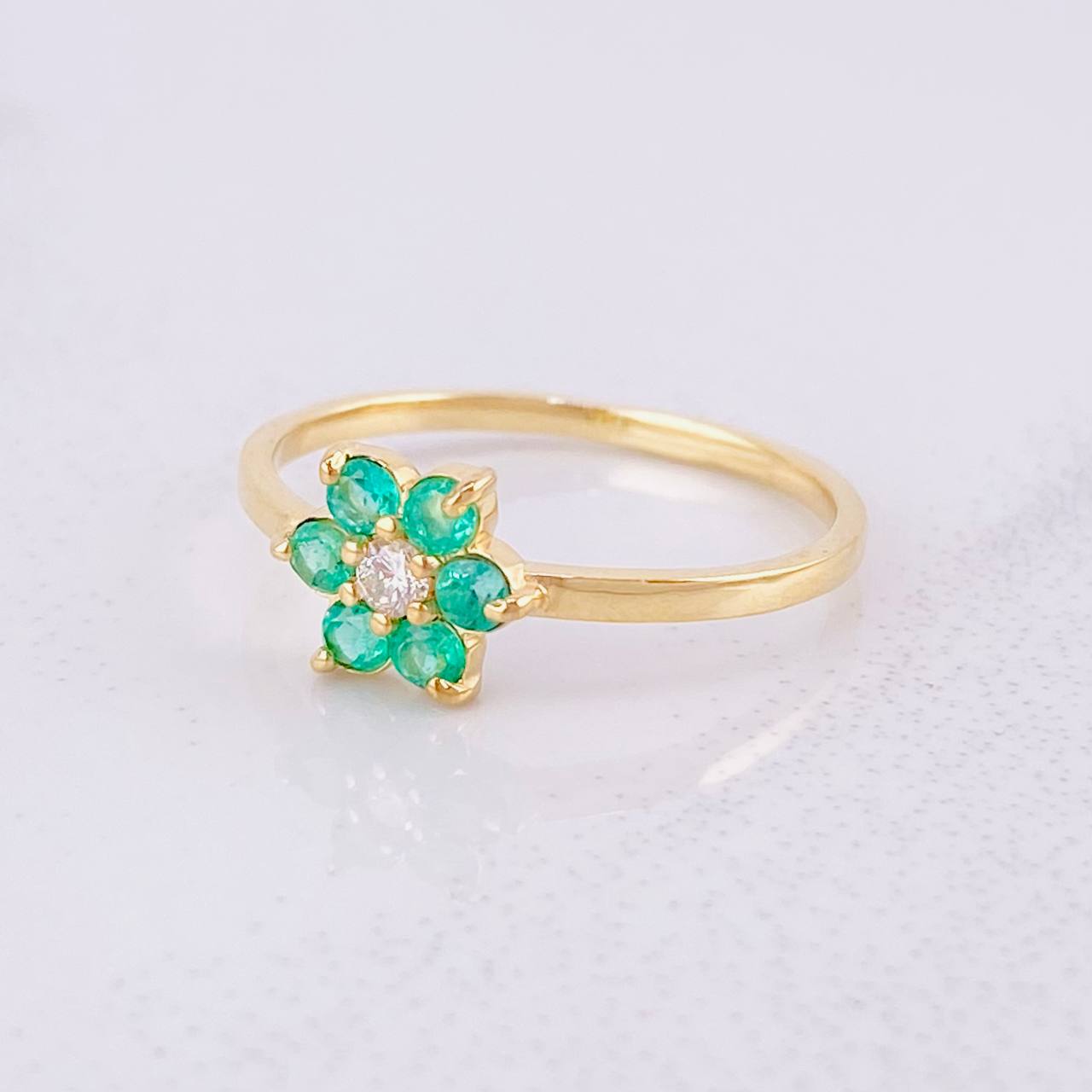Anillo Flor 6 Petalos Esmeraldas 20pts Diamante 6pts 1.8g / T6 3/4 Oro Amarillo 18K