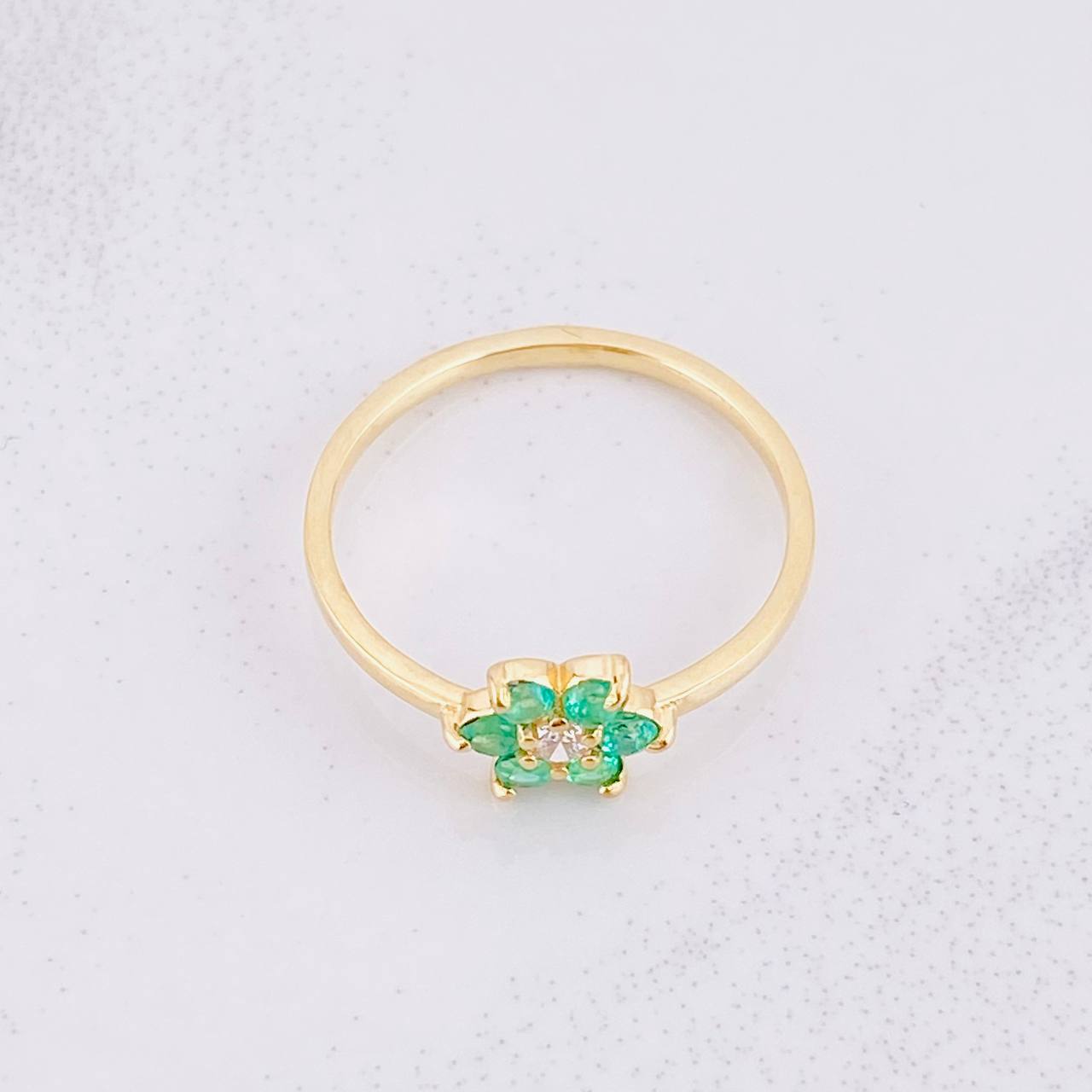 Anillo Flor 6 Petalos Esmeraldas 20pts Diamante 6pts 1.8g / T6 3/4 Oro Amarillo 18K