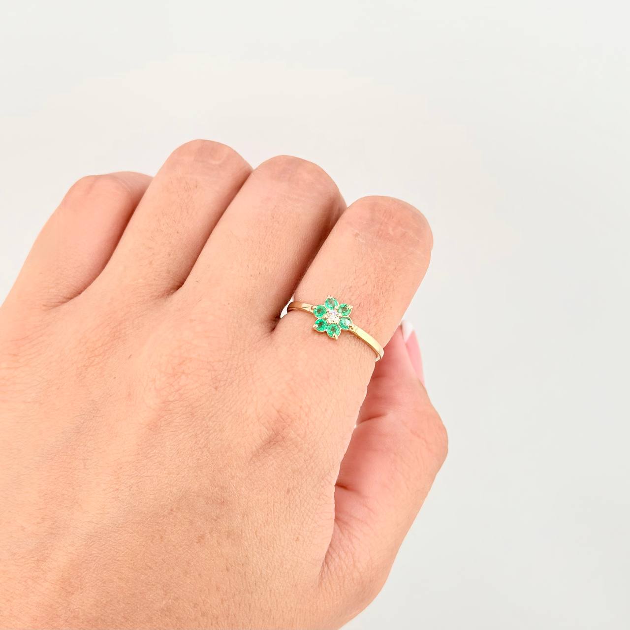 Anillo Flor 6 Petalos Esmeraldas 20pts Diamante 6pts 1.8g / T6 3/4 Oro Amarillo 18K