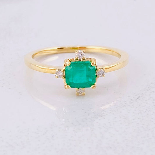 Anillo Cubo Especial Esmeraldas 60pts Diamantes 8pts 2.25g / T6 1/4 Oro Amarillo 18K