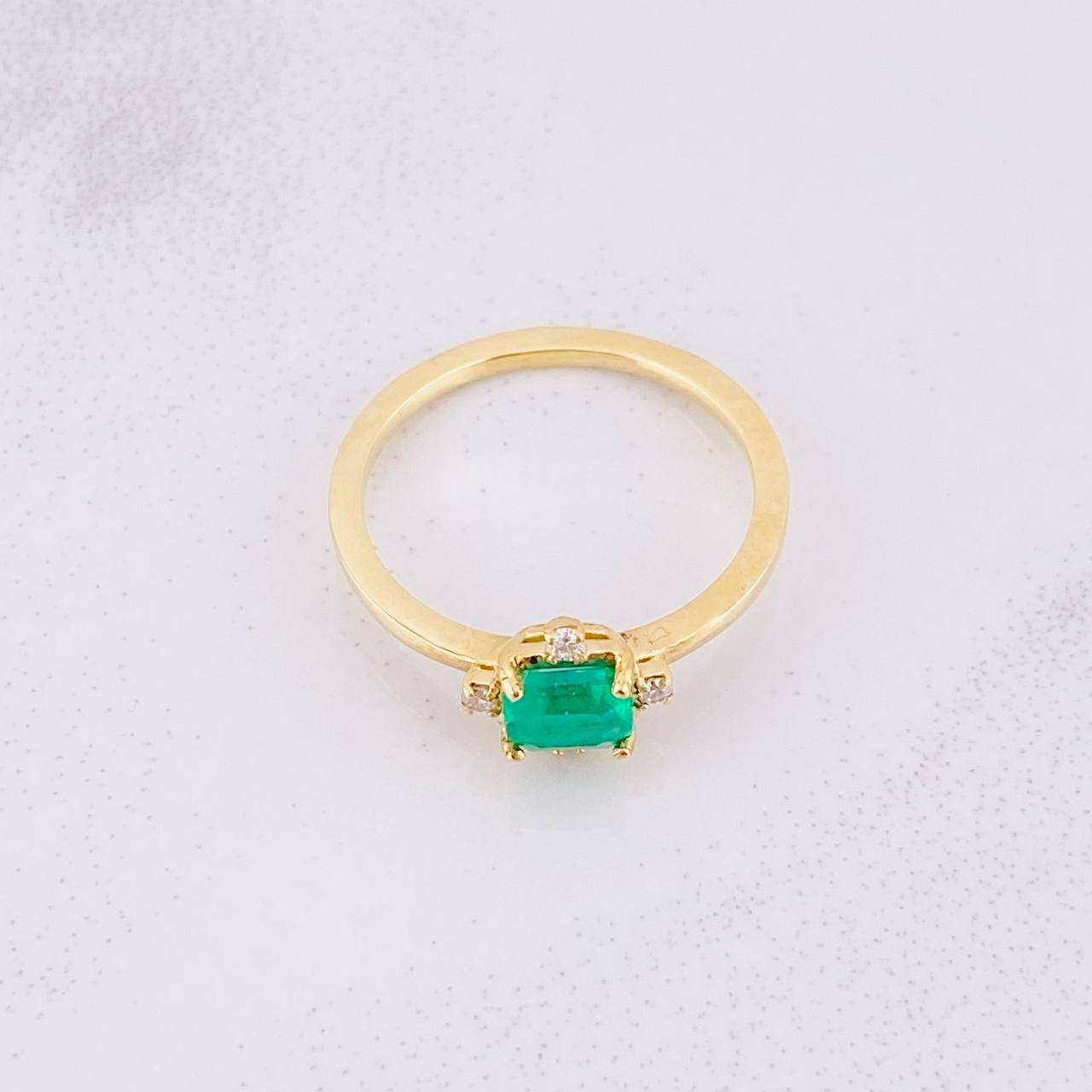 Anillo Cubo Especial Esmeraldas 60pts Diamantes 8pts 2.25g / T6 1/4 Oro Amarillo 18K