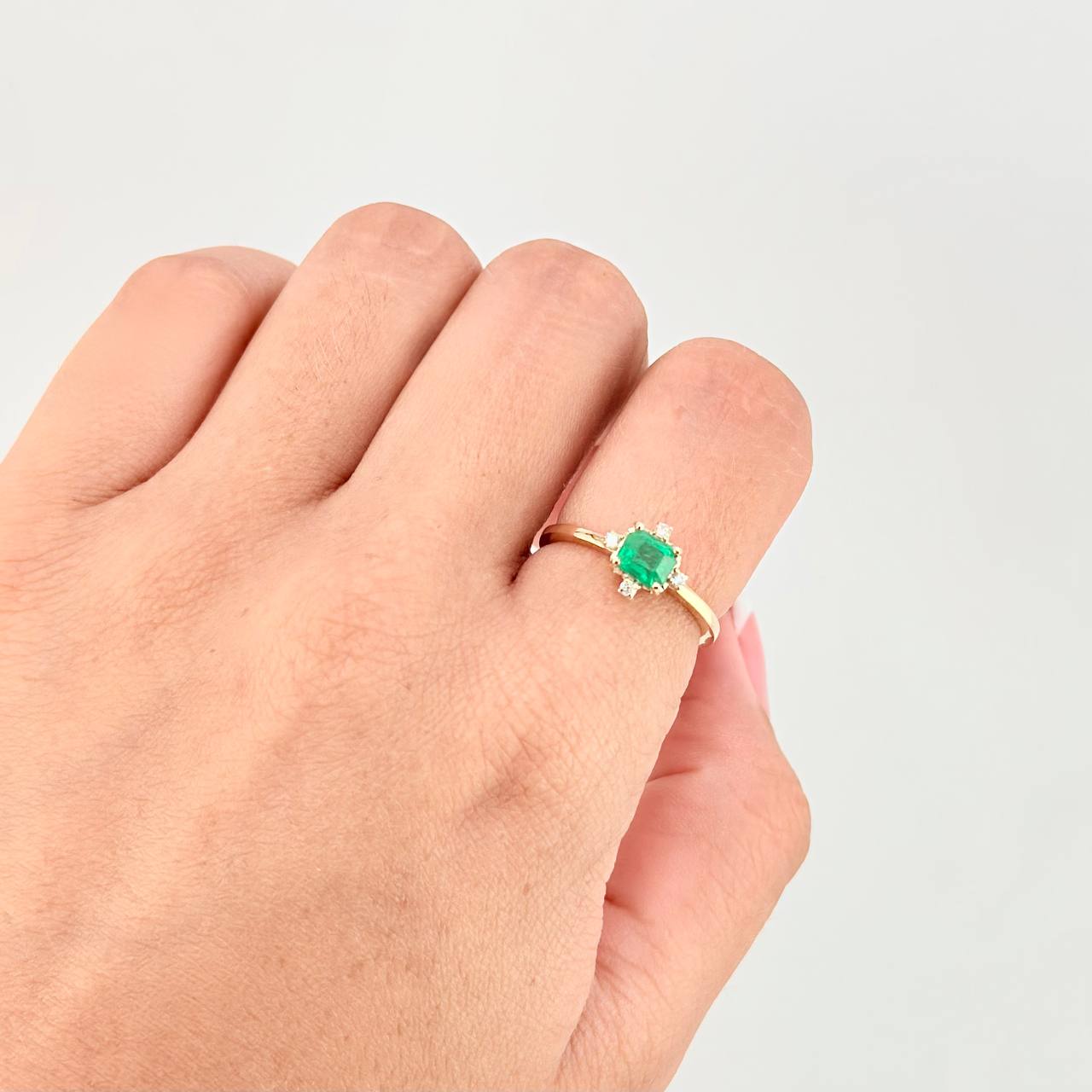 Anillo Cubo Especial Esmeraldas 60pts Diamantes 8pts 2.25g / T6 1/4 Oro Amarillo 18K