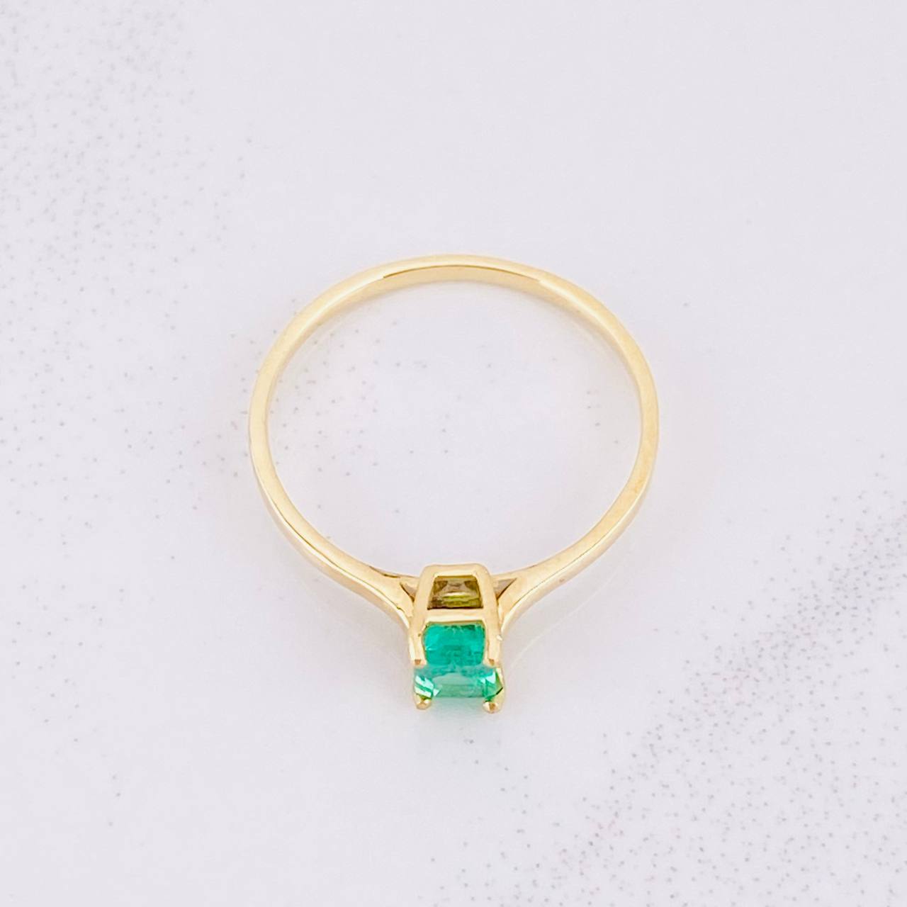 Anillo Solitario Cubo Esmeralda 25pts 1.45g / T6 1/4 Oro Amarillo 18K