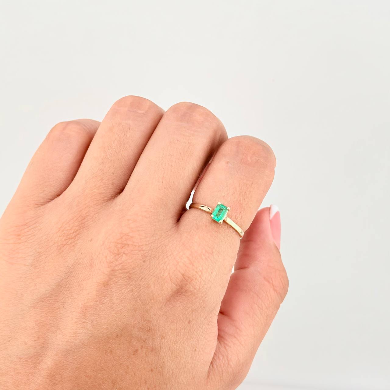 Anillo Solitario Cubo Esmeralda 25pts 1.45g / T6 1/4 Oro Amarillo 18K